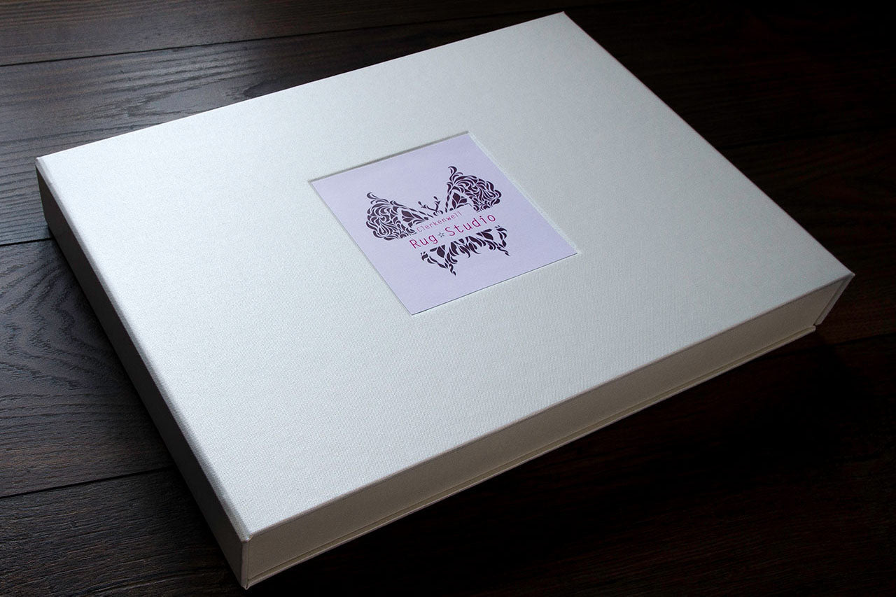 Presentation box with inset cover for plaque