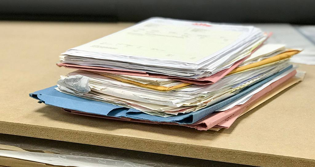 papers invoices and documents for history of a car - Gallery image 4