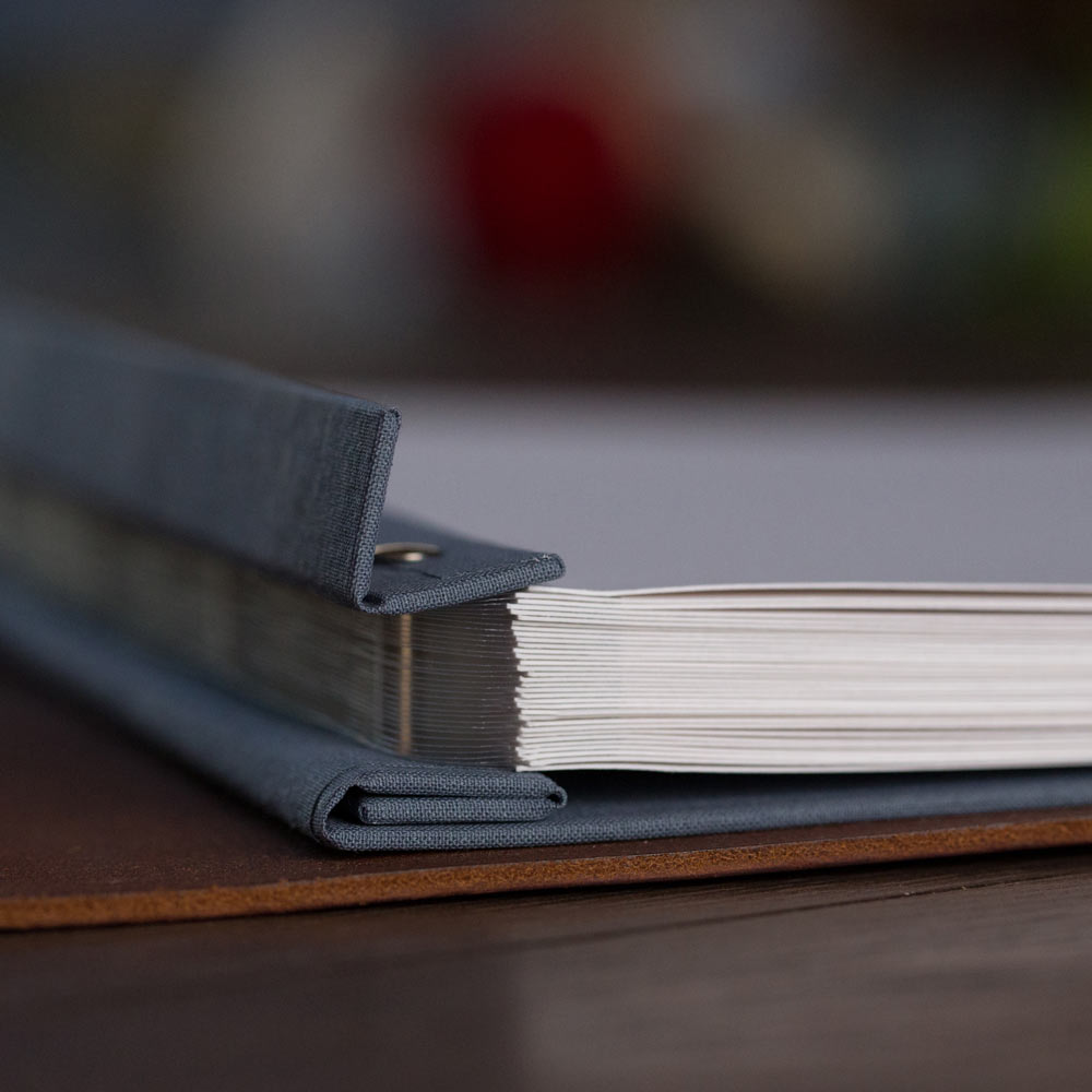 screw post binder mechanism with plastic file hinge strips - Gallery image 5