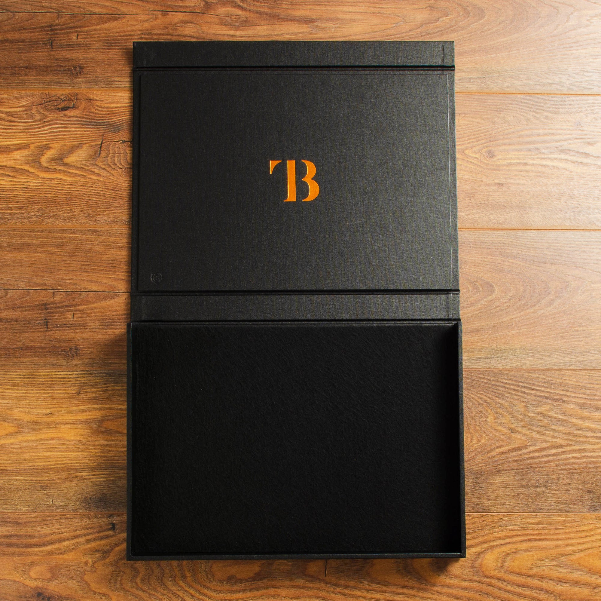 clamshell portfolio box in faux leather for photographer