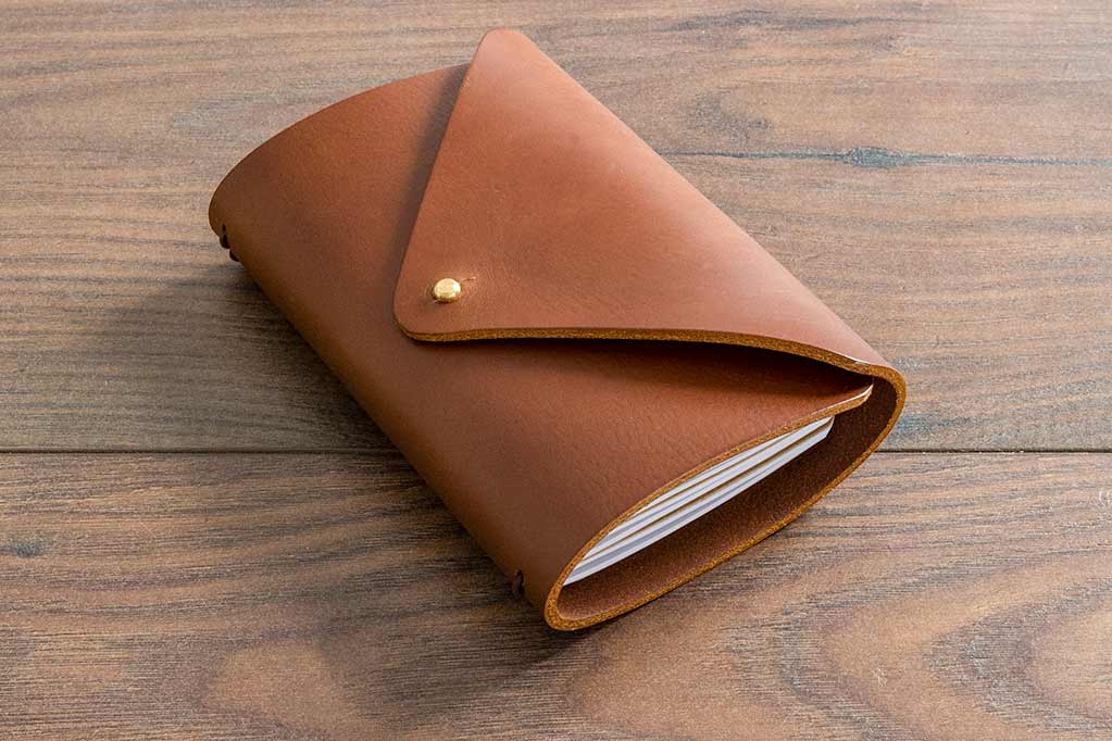 Soporte para cuaderno A6 de cuero - Cuero de 3,5 mm con botón de metal y opciones de personalización