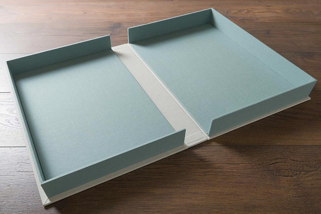 Our clamshell box consists of two inter-fitting trays that close in on one each other - hence the name clam shell.